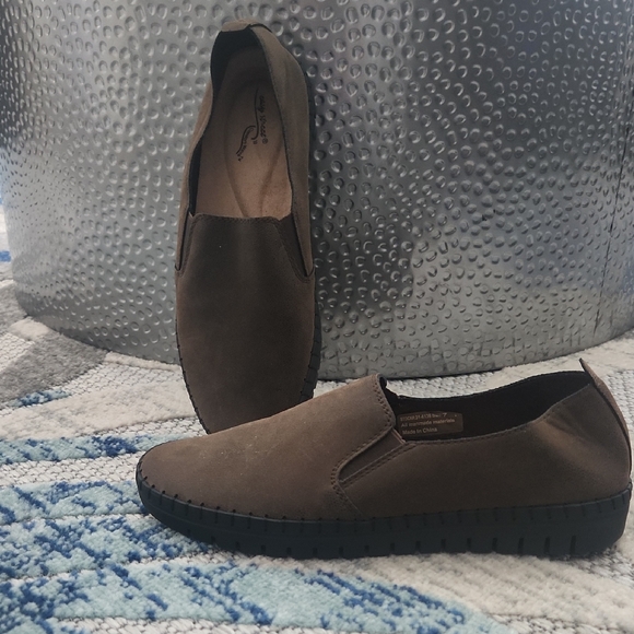easy street Shoes - New- Easy Street Dark Brown Rasy Street Slip-On Loafers Size 7